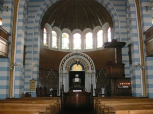 L'abside, la bimah et la chaire de la synagogue de Genève