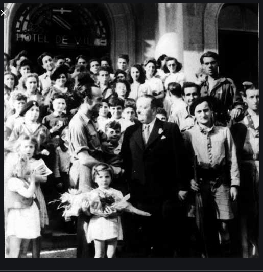 18 août 1944 - Jean Deffaugt et Emmanuel Racine, sur le perron de l'Hôtel de ville d'Annemasse avec les enfants libérés. Archives d'Etat de Genève