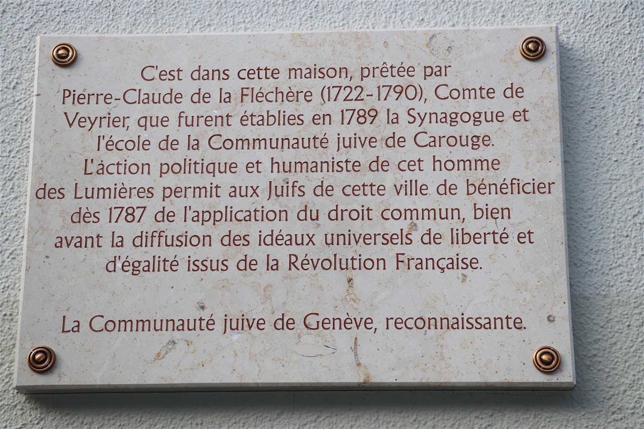 Plaque commémorative inaugurée en 2021 sur la façade de la maison du Comte de Veyrier à Carouge.