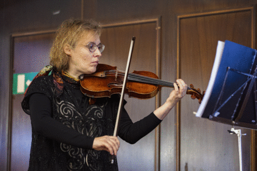 Bianca Favez au violon.